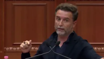 Erion Braçe denoncon policinë: Bëhet palë me ndërtuesin që zë trotuarin e këmbësorëve