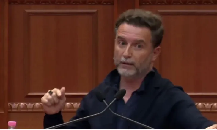 Erion Braçe denoncon policinë: Bëhet palë me ndërtuesin që zë trotuarin e këmbësorëve