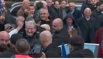 “Është armë luftarake”, deputeti i PD-së bën deklaratën e fortë: Sali Berisha u godit me spraj paralizues në protestë