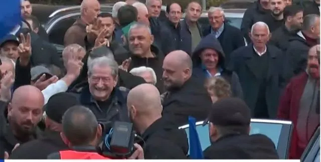 “Është armë luftarake”, deputeti i PD-së bën deklaratën e fortë: Sali Berisha u godit me spraj paralizues në protestë