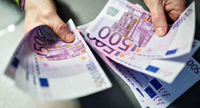 Euro prek ‘fundin’, monedha europiane zbret në minimumin e ri historik