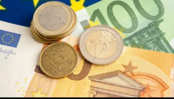 Euro thellon rënien dhe zbret për herë të parë poshtë 96 lekëve