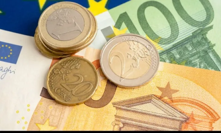 Euro thellon rënien dhe zbret për herë të parë poshtë 96 lekëve