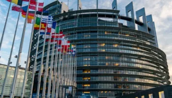 Eurodeputetët raport me 305 amendamente për Shqipërinë: Shqetësim për vendimin e Ballukut, protestat e dhunshme, zgjedhjet e 2025…