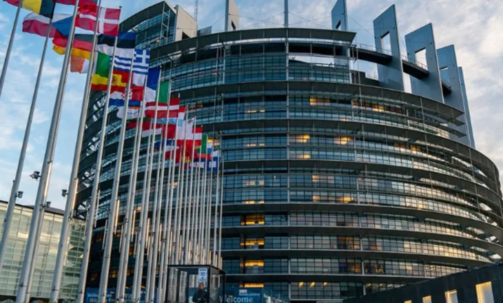 Eurodeputetët raport me 305 amendamente për Shqipërinë: Shqetësim për vendimin e Ballukut, protestat e dhunshme, zgjedhjet e 2025…