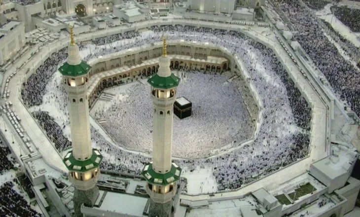 Falja e Bajramit, besimtarët mbushin Xhaminë e Madhe në Mekë