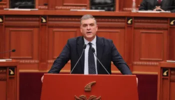 Ferit Hoxha negocioi marrëveshjen e detit me Greqinë’, Blushi: Mua më informonte se ishte përgjegjës Berisha…