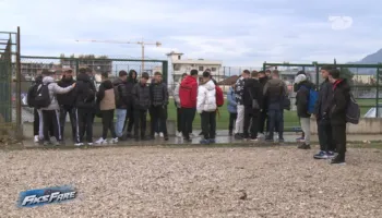 Fiks Fare/ Shkollë futbolli pa fusha, 91 nxënës të “Loro Boriçi” rrezikojnë të mbeten pa mësim nga një ngërç 6-vjeçar