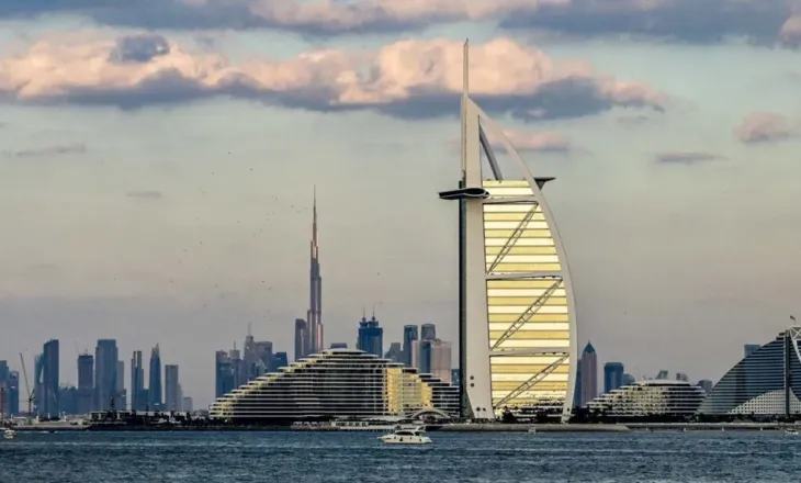 Filmoi raketa iraniane mbi Dubai, turisti britanik përballet me akuza për krim kibernetik