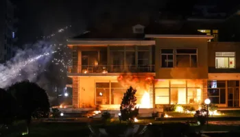 Flakët tek ish-vila e diktatorit Enver Hoxha, analistët: Autogol i opozitës