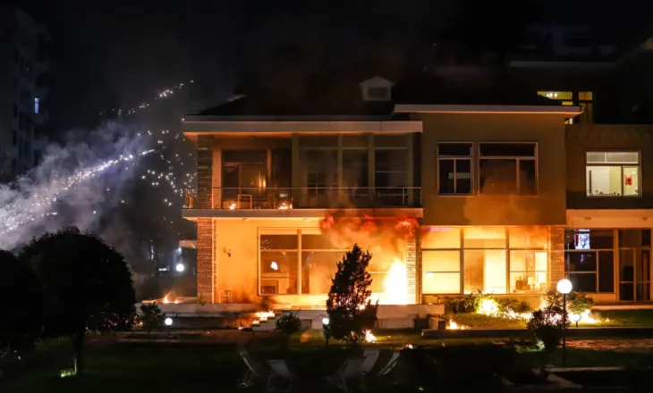 Flakët tek ish-vila e diktatorit Enver Hoxha, analistët: Autogol i opozitës