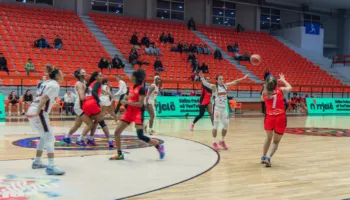 Flamurtari nuk njeh humbje në kampionat, Studenti mund Vllazninë e siguron fazën play off