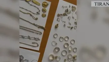 Florinj të fshehur në baterinë e makinës, 26-vjeçari kapet në flagrancë me mallra kontrabandë