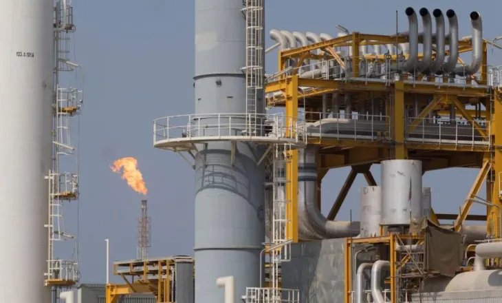 “Fluturon” çmimi i naftës, Brent tejkalon 110 dollarë për fuçi