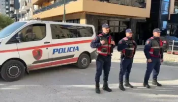Forcat RENEA dhe FNSH ‘zbarkojnë’ në Vlorë, kontrolle në banesat e personave me precedent kriminal, monitorim dhe nga ajri