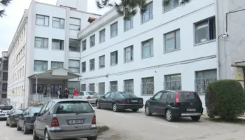 Foshnja 2-muajshe në gjendje të rëndë në Pediatrinë e Korçës, dyshohet për kequshqyerje