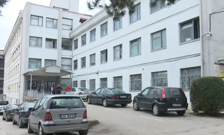 Foshnja 2-muajshe në gjendje të rëndë në Pediatrinë e Korçës, dyshohet për kequshqyerje