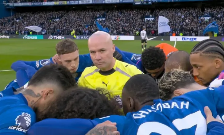 Foto/ Çudira në Premier League, lojtarët e Chelsea-t rrethojnë përpara ndeshjes… arbitrin