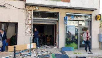 FOTO/ Grabisnin bankomatet me kamion-vinç, kërkohen 55 vite për bandën e shqiptarëve