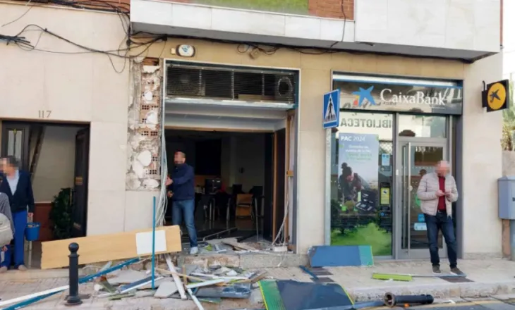 FOTO/ Grabisnin bankomatet me kamion-vinç, kërkohen 55 vite për bandën e shqiptarëve