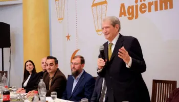 FOTO/ Kryetari i PD-së Sali Berisha uron nga Kavaja Natën e Kadrit, merr pjesë në iftarin e organizuar nga Bashkia