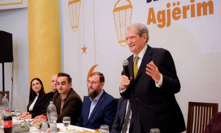 FOTO/ Kryetari i PD-së Sali Berisha uron nga Kavaja Natën e Kadrit, merr pjesë në iftarin e organizuar nga Bashkia