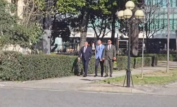 FOTO-LAJM/ Në 09:00 mbledhja e grupit parlamentar, socialistët nisin të paraqiten në Kuvend