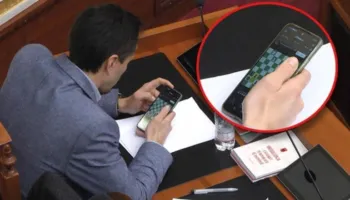 FOTO-LAJM/ Parlamenti që sipas tij është i shqiptarëve, deputeti Muçi ‘gjen fokusin’ me lojën e shahut