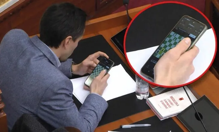 FOTO-LAJM/ Parlamenti që sipas tij është i shqiptarëve, deputeti Muçi ‘gjen fokusin’ me lojën e shahut
