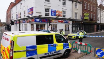 FOTO / Makina ‘merr para’ këmbësorët në qytetin britanik, çfarë raportohet