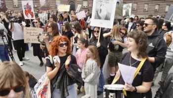FOTO/ Me pankarta dhe thirrje për revoltë: Protesta e grave në Tiranë për 8 Mars