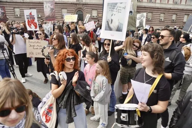 FOTO/ Me pankarta dhe thirrje për revoltë: Protesta e grave në Tiranë për 8 Mars