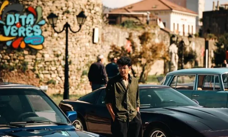 FOTO/ Nga Mercedesi klasik te BMW-ja legjendare, makinat retro ekspozohen në qendër të Elbasanit