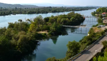 FOTO/ Tentoi t’i jepte fund jetës në lumin Buna, forcat e policisë nxjerrin nga uji 59-vjeçaren