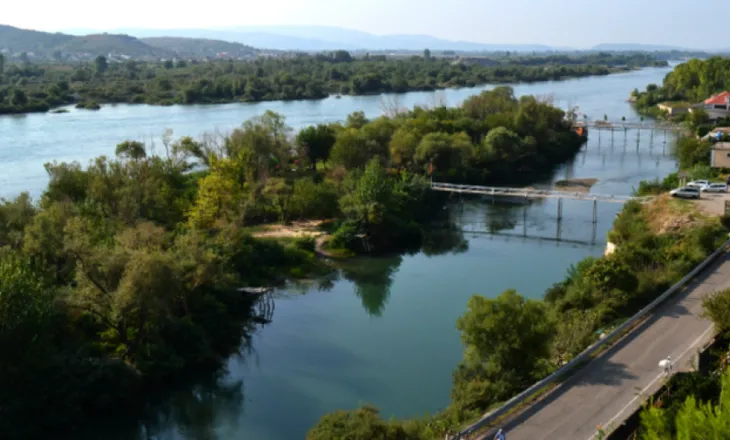 FOTO/ Tentoi t’i jepte fund jetës në lumin Buna, forcat e policisë nxjerrin nga uji 59-vjeçaren