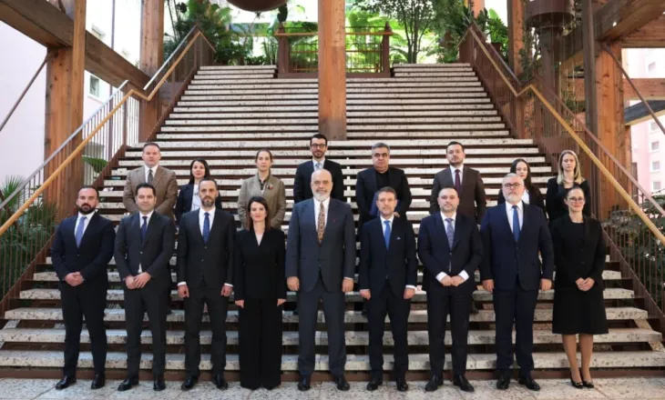 Fotoja zyrtare e kabinetit të qeverisë ‘Rama 4’/ Krah Koçiut, kryeministri ndan pamje nga mbledhja e qeverisë