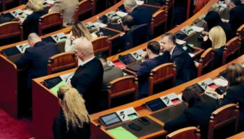 FOTOLAJM/ Nga kush ka frikë shefi i bandave – Balla ruhet me gardist edhe brenda seancës plenare