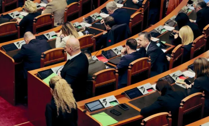 FOTOLAJM/ Nga kush ka frikë shefi i bandave – Balla ruhet me gardist edhe brenda seancës plenare