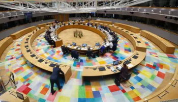 FOTOLAJM/ Orban shkoi në fund të sallës kur nisi të flasë Zelensky