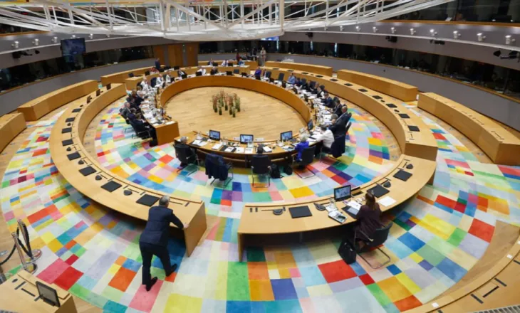 FOTOLAJM/ Orban shkoi në fund të sallës kur nisi të flasë Zelensky