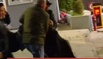 Fotolajm/Qytetari humb ndjenjat në protestë, merret me ambulancë