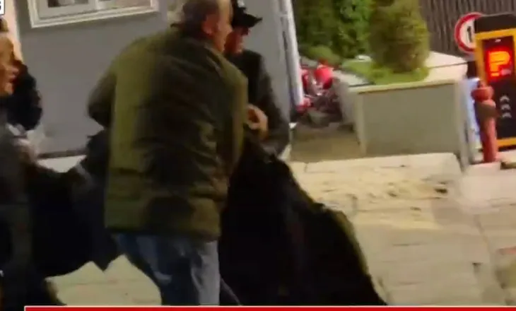 Fotolajm/Qytetari humb ndjenjat në protestë, merret me ambulancë