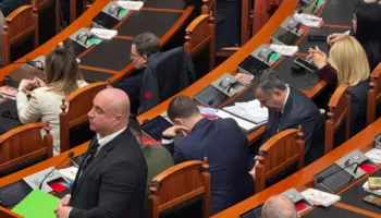 FOTOLAJM/ Seanca plenare në Kuvend, gardisti qëndron pranë Taulant Ballës