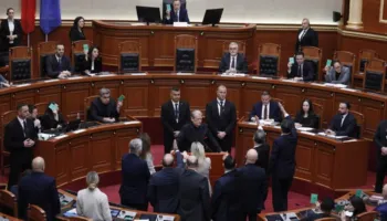 FOTOT/ “Grupi i zjarrit” i PD rikthehet në Kuvend pas 3 muajsh përjashtim, rikthehet edhe bllokimi i foltores. Çfarë nuk u pa në seancë