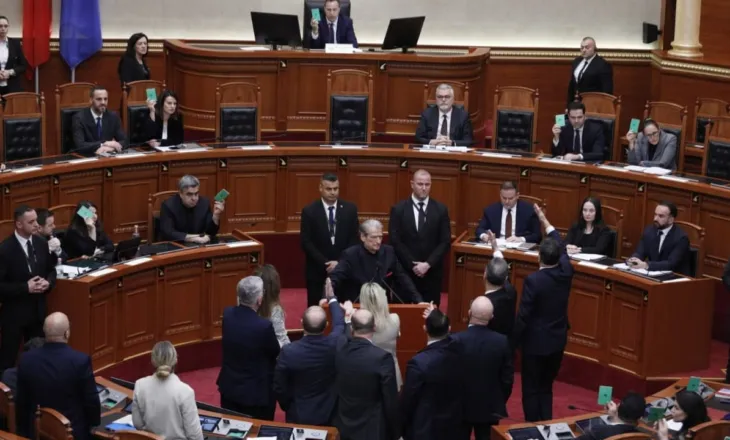 FOTOT/ “Grupi i zjarrit” i PD rikthehet në Kuvend pas 3 muajsh përjashtim, rikthehet edhe bllokimi i foltores. Çfarë nuk u pa në seancë