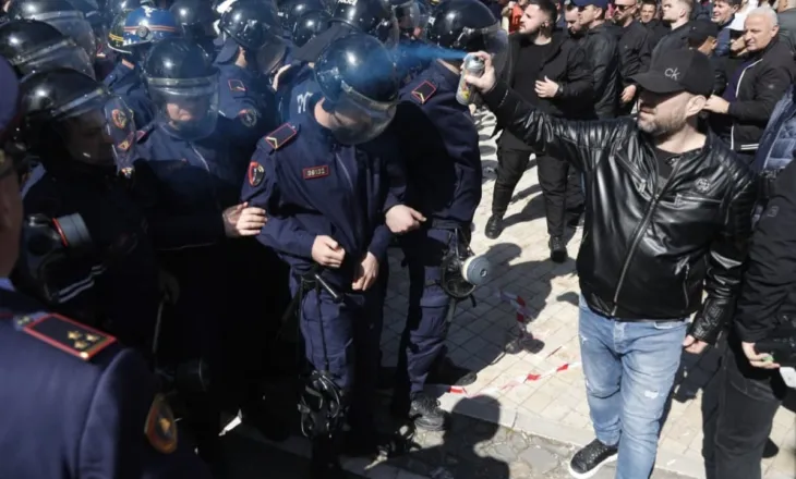 FOTOT/ Protestë brenda dhe jashtë Kuvendit pas rrëzimit të kërkesës për arrestimin e Ballukut, tubuesit hedhin sprej drejt policëve