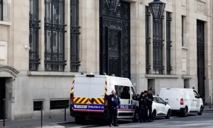 Franca nis hetimet për terrorizëm pas tentativës për sulm ndaj një banke në Paris