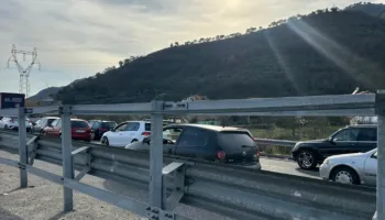 Fundjavë me trafik të rënduar/ Kolona kilometrike automjetesh në aksin Tiranë–Elbasan