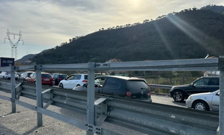 Fundjavë me trafik të rënduar/ Kolona kilometrike automjetesh në aksin Tiranë–Elbasan