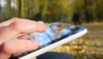 Fushatë mashtrimi me telefonata nga interneti/ Ekspertja: Mos jepni të dhëna, ndërprisni komunikimin